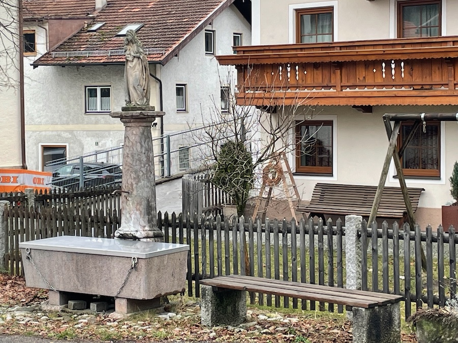 Bankerl am Dorfbrunnen